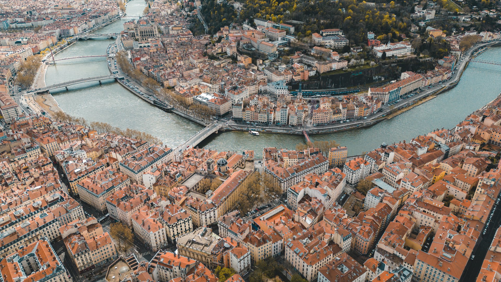 Paysage régional Auvergne-Rhône-Alpes, illustrant la zone d'intervention d'Esancia en courtage protection sociale PME
