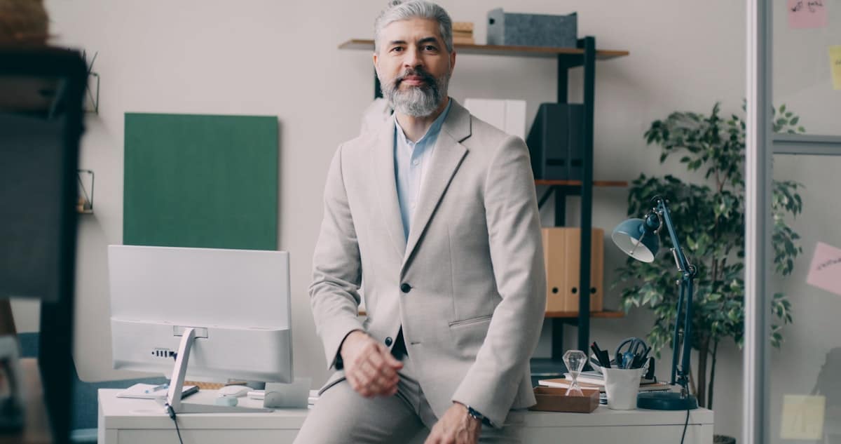 Professionnel expérimenté assis à son bureau — indemnités de fin de carrière IFC en PME 2026