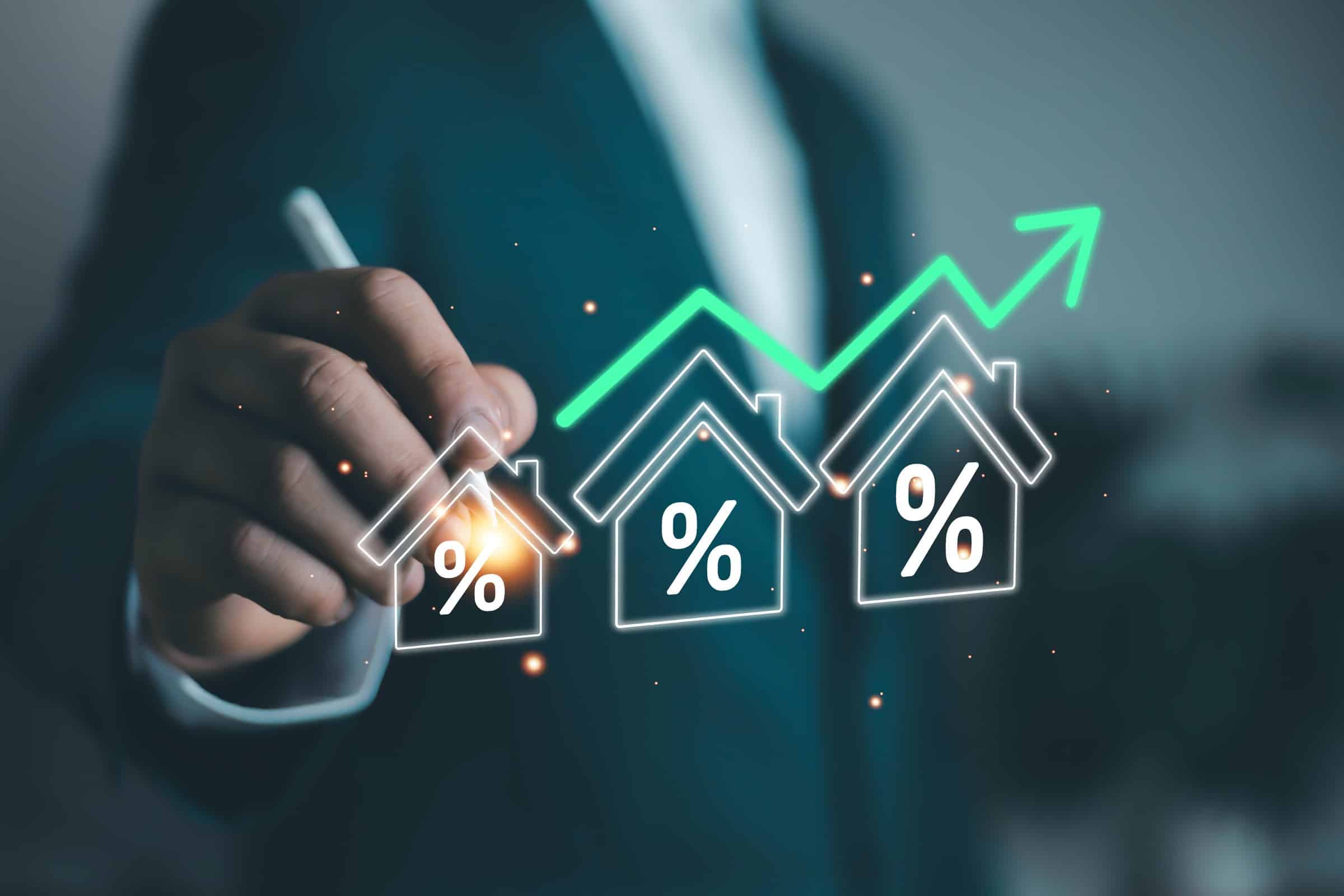 Dirigeant pointant trois icônes de maisons avec symboles pourcentage et flèche verte ascendante — concept de hausse des taux et cotisations